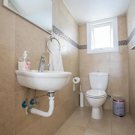Rent Your Dream Holiday And Look Forward To Relaxing Beside Your Private Pool Paralimni 1323 * Protarász