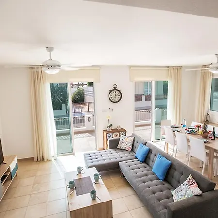 Villa Rent Your Dream Holiday And Look Forward To Relaxing Beside Your Private Pool Paralimni 1323 *