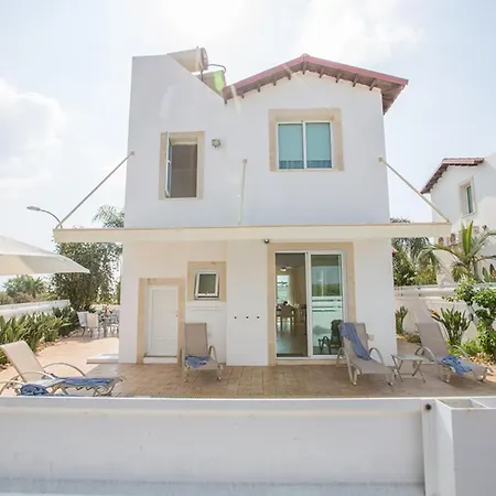 Rent Your Dream Holiday And Look Forward To Relaxing Beside Your Private Pool Paralimni 1323