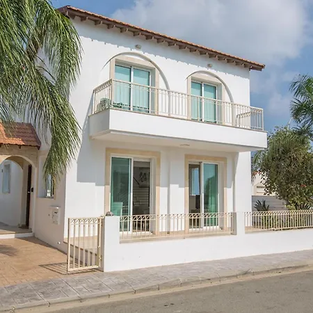 Rent Your Dream Holiday And Look Forward To Relaxing Beside Your Private Pool Paralimni 1323 * Protaras